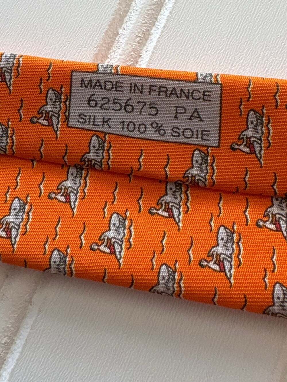Hermès Orange Silk Surfing & Sharks Pattern Tie 625675 PA - Picture 7 of 7